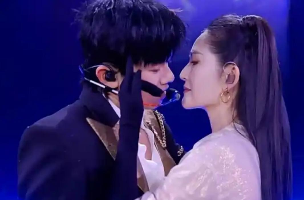 今天刷了一天张杰的演唱会切片，最多的是他和谢娜贴身跳舞的那段，
就这样三个娃的真