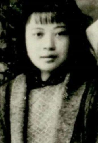1945年，日军轮奸了黄美英，紧接着在她的下身灌入辣椒水，割去了她的双眼和双乳。