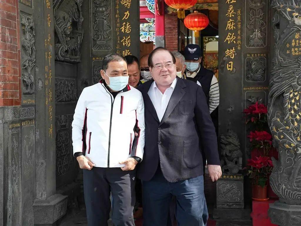 由于侯友宜的民调持续下滑，一度下滑到“小三”地位，此时有关“换侯”声音不断。面对