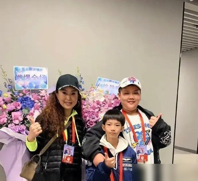 郭德纲小儿子，没靠相声，在抖音三个月捞了2000万。

其实是他和发小赵彤贺合伙