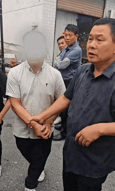 真是闻所未闻！自家办丧事大摆三天流水席，席间混进来五个完全陌生的外人，大吃大喝一