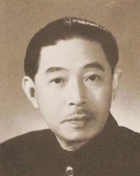 1928年，32岁的茅盾出轨23岁的女学生秦德君。不久后，秦德君怀孕，茅盾因顾虑