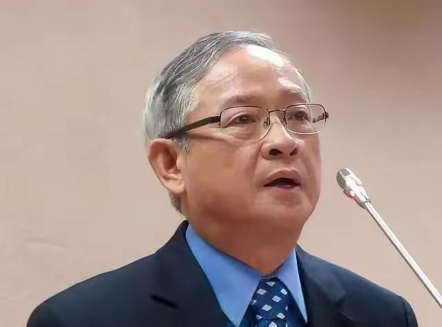 台湾知名人士林郁方表示，实在看不懂为什么中国大陆要造那么多的武器装备，还频繁亮相