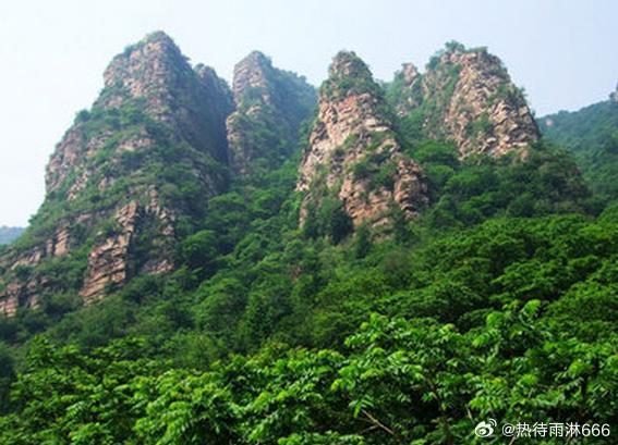【五指山】五指山山位于海南岛中部，峰峦起伏成锯齿状，形似五指，故得名。远眺五指山
