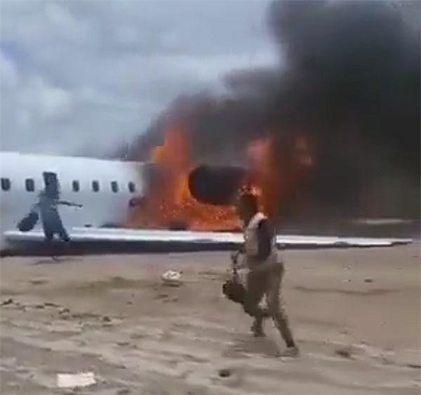 【刚果金一架飞机降落时坠毁起火：机上乘客拍下全过程】当地时间本月17日，一架飞机