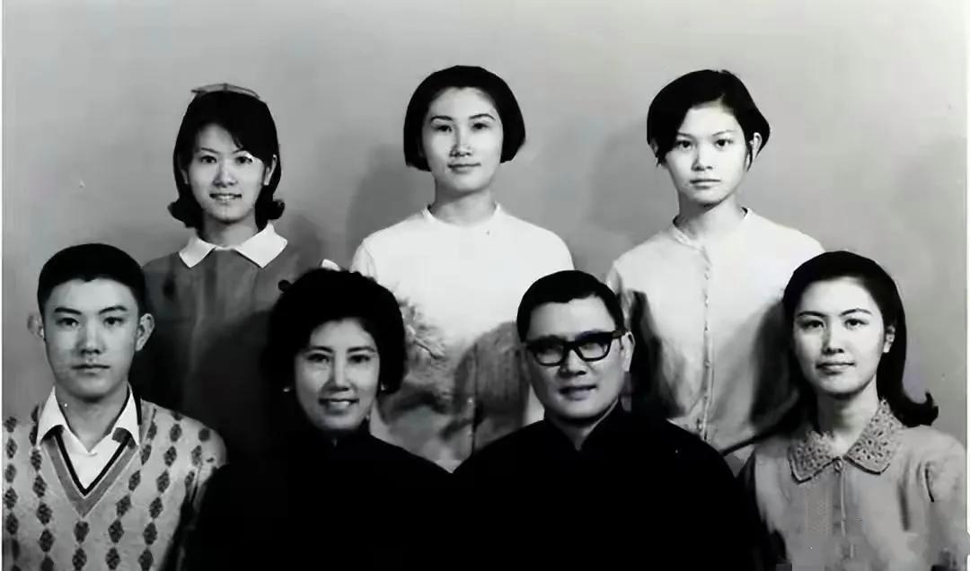 上世纪60年代，少年时代的马英九一家人的全家福，这一家子全是高颜值。
马英九在家