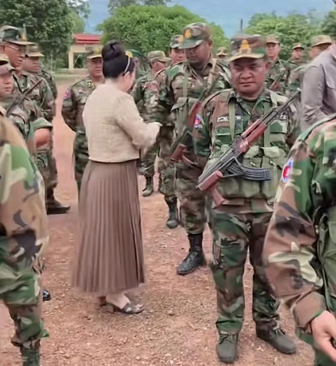 难怪柬埔寨打不赢泰国，不是武器不好用，也不是没钱打，看过他们前线部队上演荒诞的一