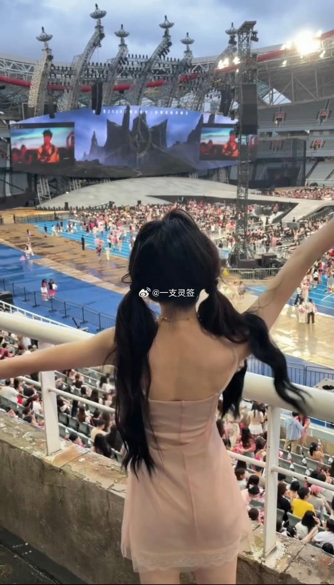 看演唱会发现自己脊柱侧弯了原来穿露背装很容易看出脊椎弯了，大家还是少翘二郎腿吧