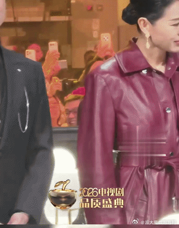 孙俪在娱乐圈地位可见一斑，比她还大了三岁的胡杏儿竟然对她那么殷勤友好，照顾有加，