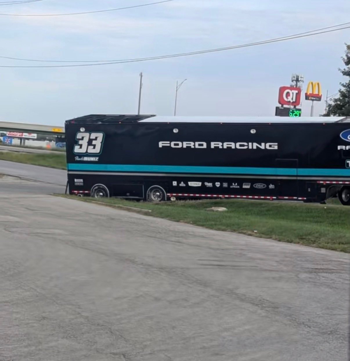 F1[超话]2026F1阿塞拜疆大奖赛 这是陷草地里了么 ​​​