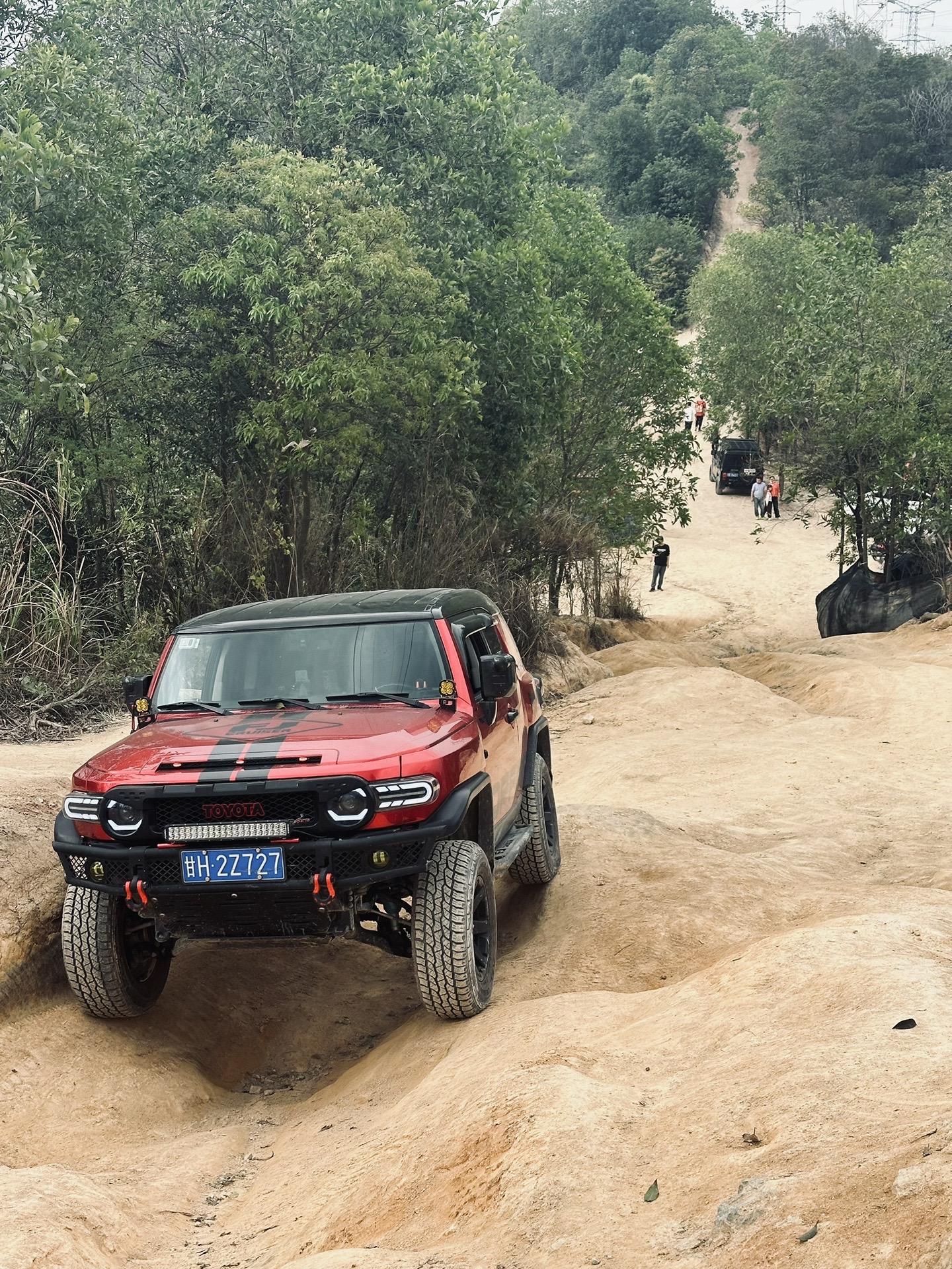 沙漠小王子不光可以跑沙漠，爬山也不差事！