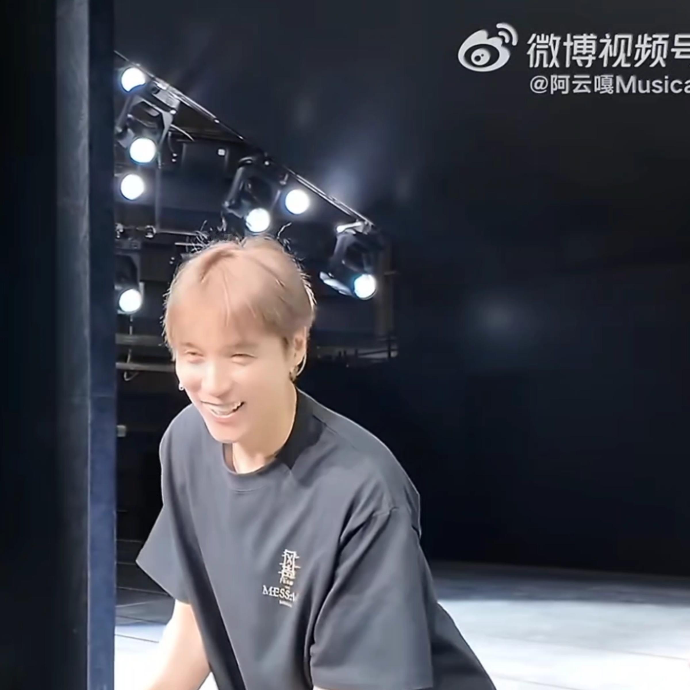 “摇尾乞怜” ​​​