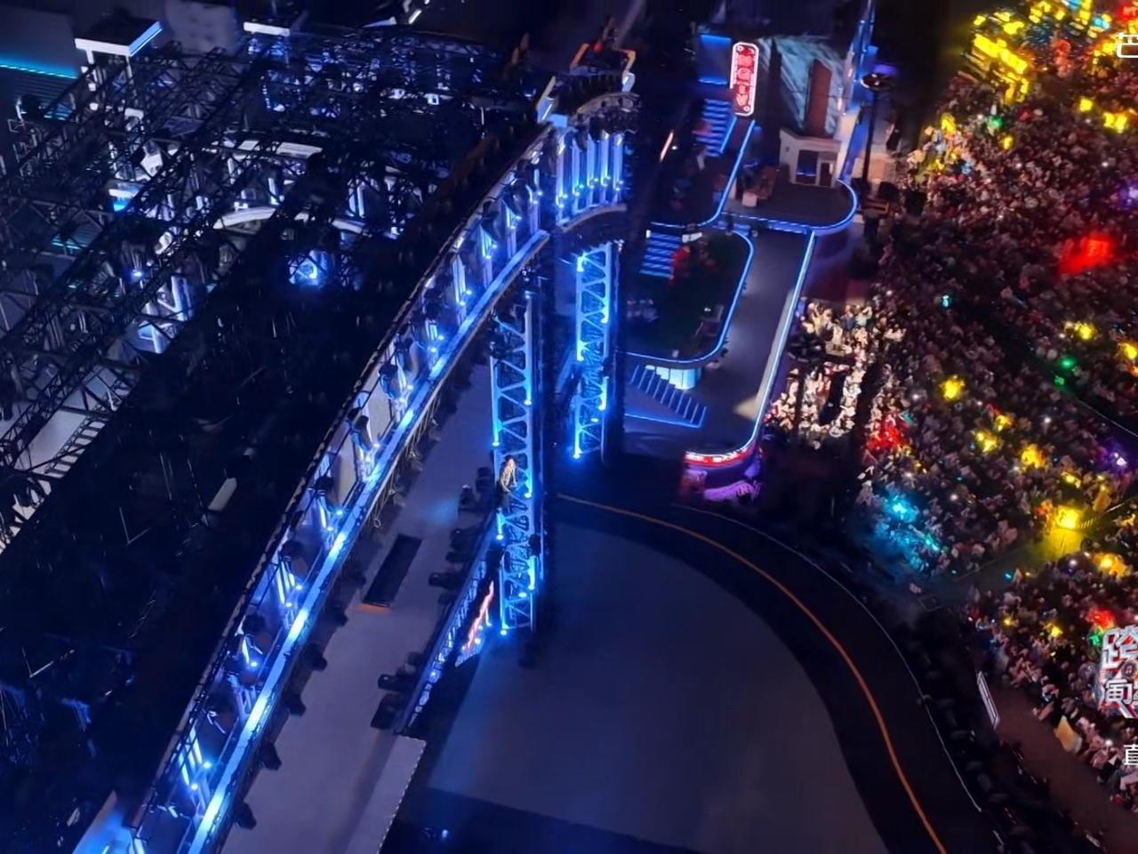 不愧是邓超！别人表演是唱跳，他表演是上蹿下跳！很符合超哥的风格了！

邓超开场就