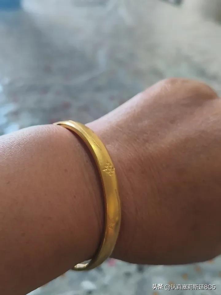 要是金价掉到300，我大概率会买金镯子。就说这金价波动可太大了，年初还涨到170