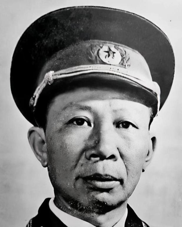 1942年，八路军周彪率机关队伍转移途中，察觉秘书故意走在外侧，还偷偷撒高粱粒。