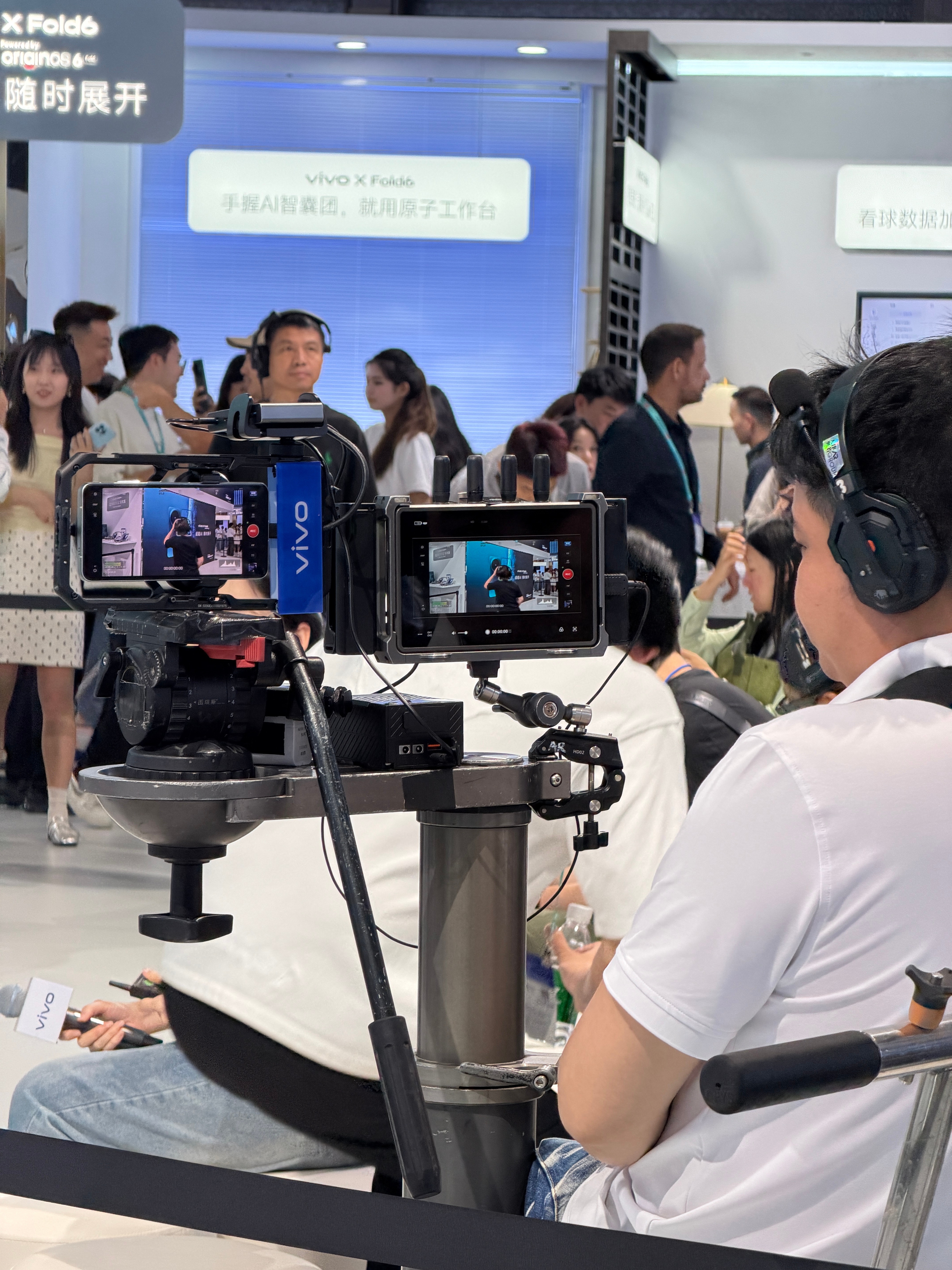来vivo展台打卡一下，没想到vivo这次展台的所有直播设备都用的是自家的手机，