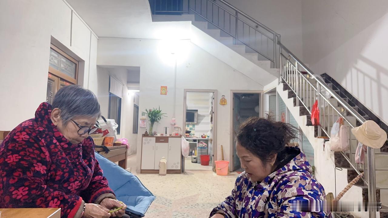 回家过年啦
虽然只休息四天，但是回家的感觉真好🥰
下午四点半下班，三妹妹也是四