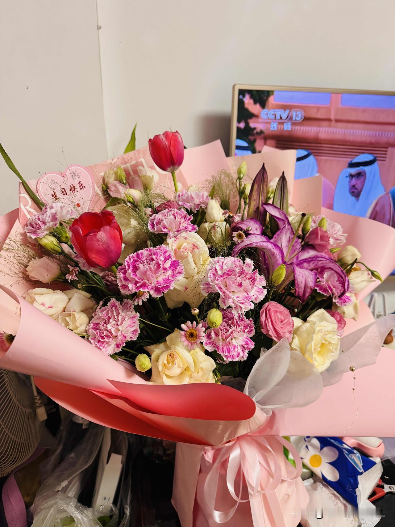 刚踏入家门，一缕淡雅的百合香气便扑鼻而至。抬眼一看，一大束鲜花映入眼帘，刹那间让