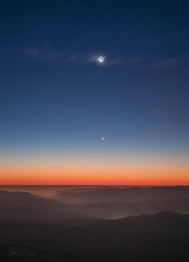 #每天一天文图# 拉斯坎帕纳斯天空中的月亮和水星 ​​​