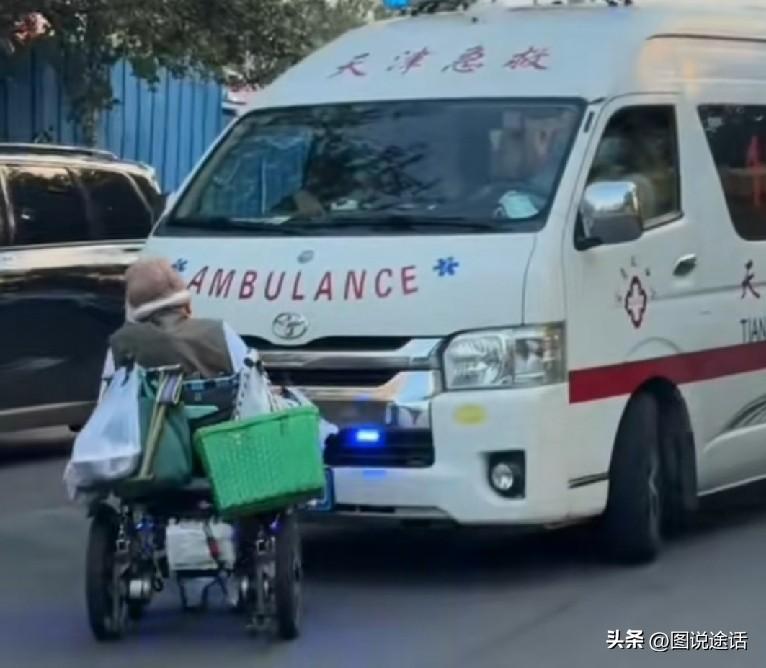老人疑似故意阻挡救护车！近日，一名坐轮椅的老人堵住救护车的视频引发关注。视频显示