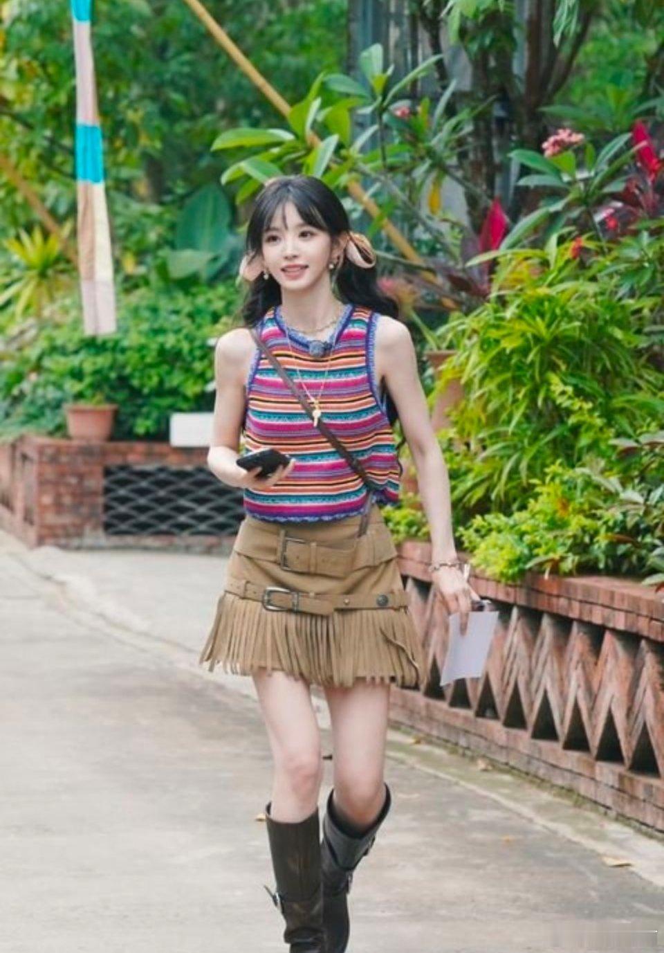 田曦薇和碗撞衫“田曦薇和碗撞衫？这词条谁起的，笑死我了。这是说人长得像碗还是衣服