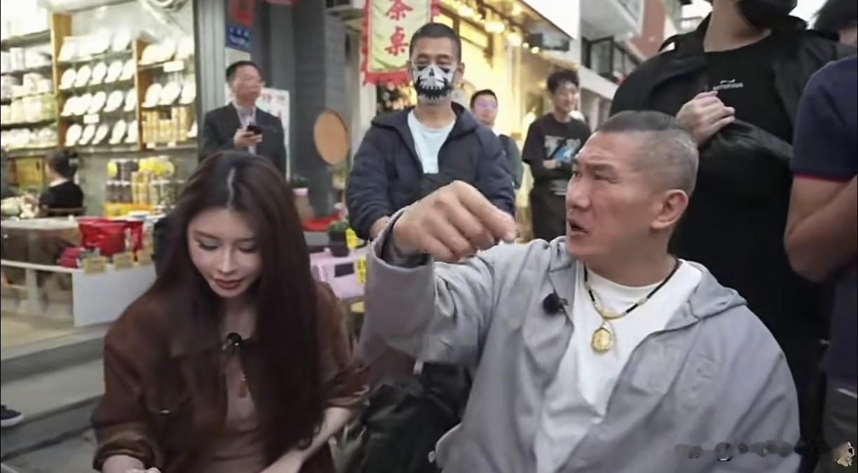 看了凤凰网采访阿馆后
我觉得阿馆他老婆很了不起
按道理说阿馆应该算有钱了，好好享