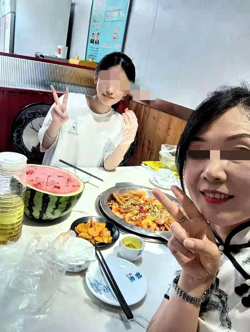 湖南株洲一名四十六岁女性，为女儿高三放弃八年工厂稳定工作，在外租房全年贴身陪读。