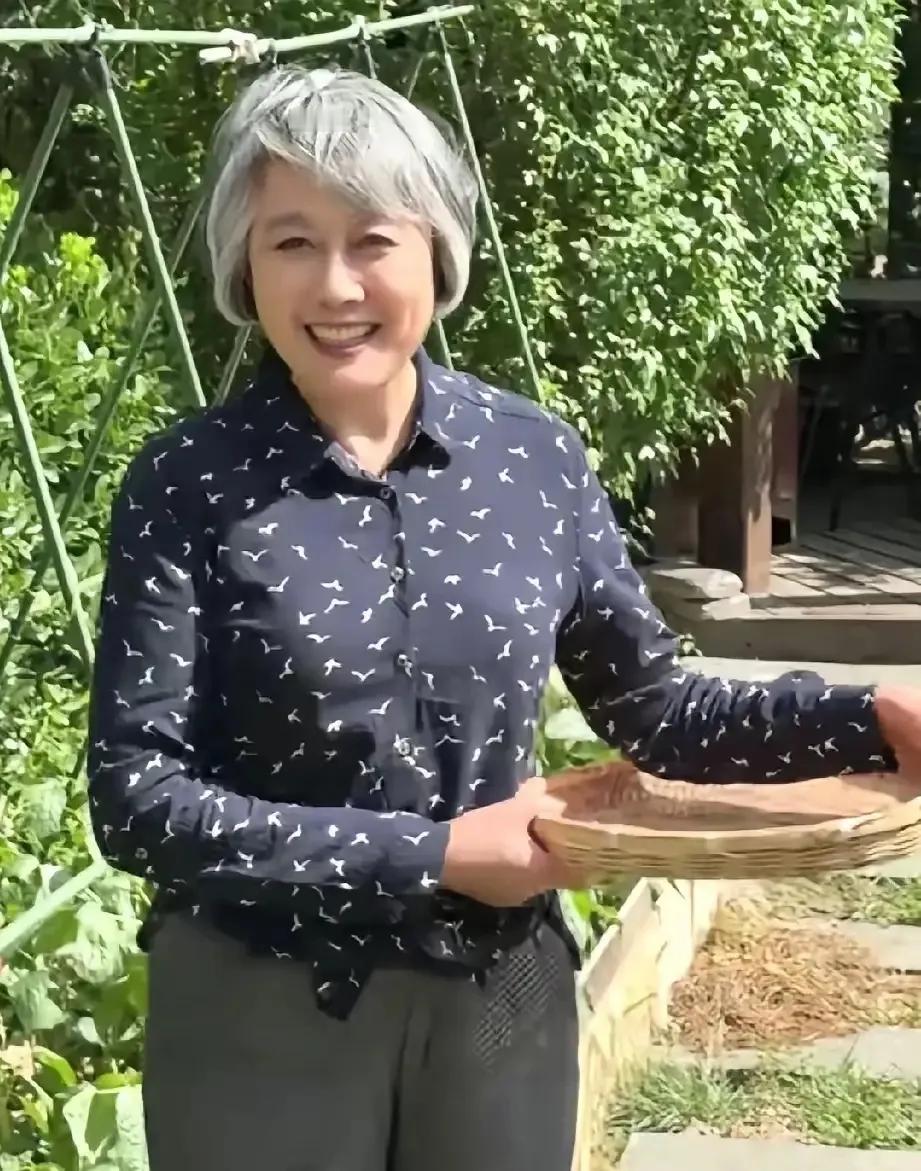 都说图片中这位老美女，曾经是中央电视台的节目主持人，她是谁啊？我怎么没有见过呢？