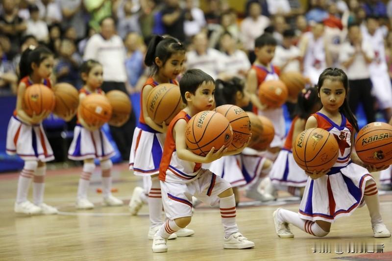 CBA赛场上外援星光熠熠，本土球员仍需奋力追赶。但新生代球员正崭露头角，让人看到