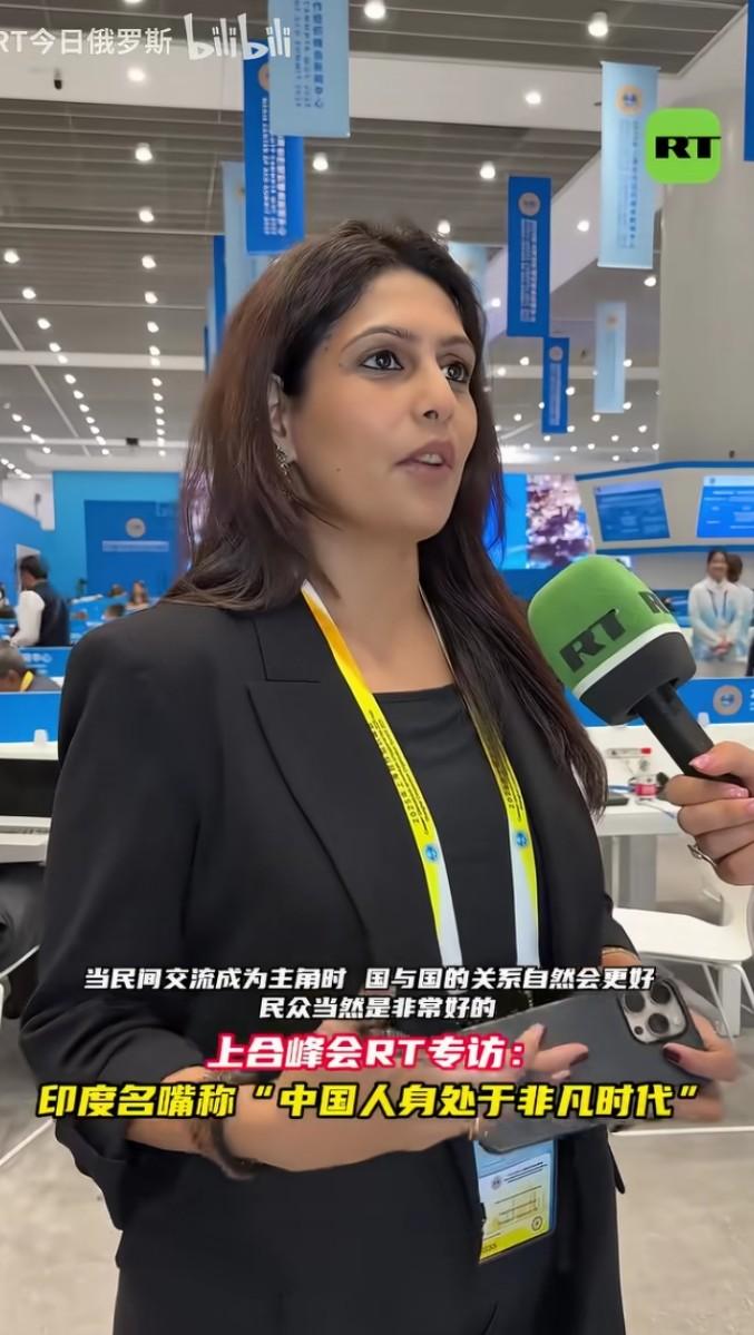 甲亢姐是个八面玲珑、智商颇高的人，她很清楚在什么样的环境该说什么样的话，真正做到