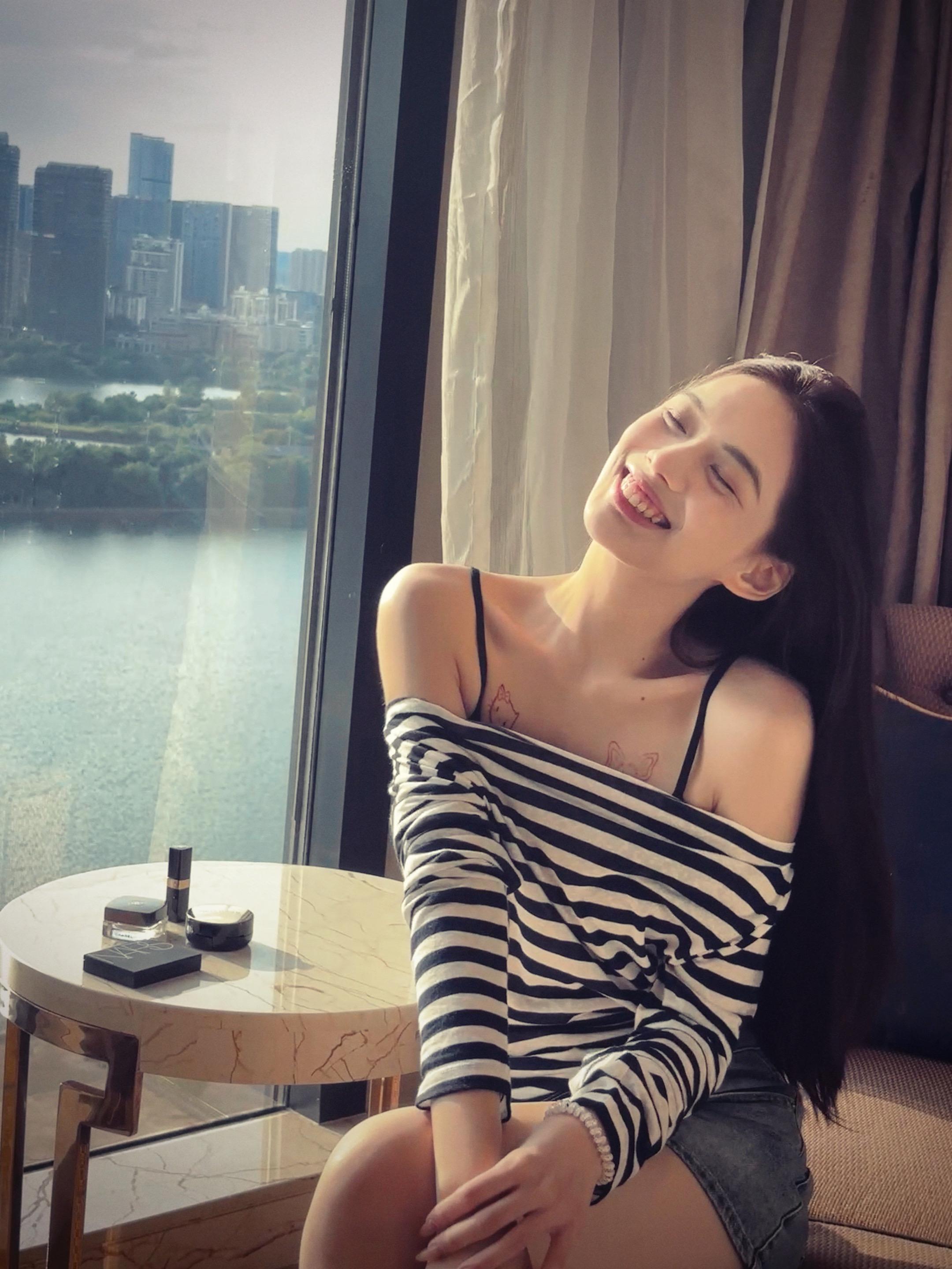 女生最大的魅力就是向上的生命力和自由感 有做自己的勇气和爱人的能力 祝...