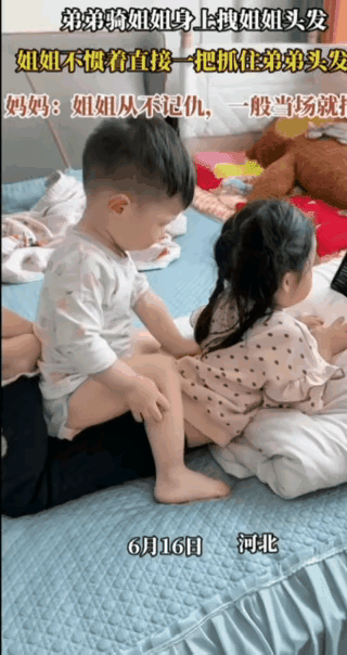 有仇当场报，姐姐躺着追剧，任由弟弟骑在身上胡闹，本来是包容又温柔的状态。可小家伙