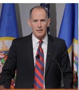 美共和党人克里斯·马德尔宣布退出明尼苏达州州长竞选。  
他表示，他无法支持共和