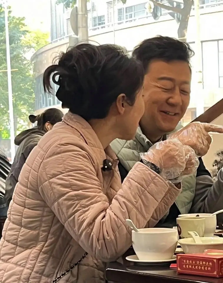58岁郭涛和老婆李燃现身广东一家餐馆吃卤鹅，夫妻俩打扮低调朴素，外形看着和普通人