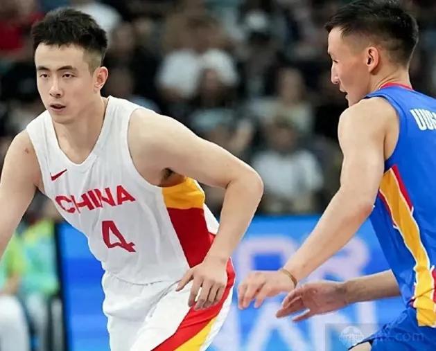中国男篮越来越像中国男足了！
亚洲杯预选赛，中国男篮面对弱旅蒙古队，开局被干了个