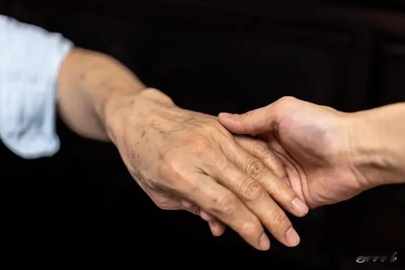 说实话，我觉得“家有一老如有一宝”这话说得有点太绝对了。

我见过不少家庭，因为