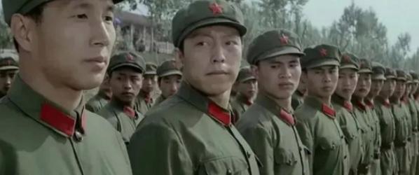 1983年，导演谢晋为电影《高山下的花环》选角来到了中戏，而长相显老的倪大红被他