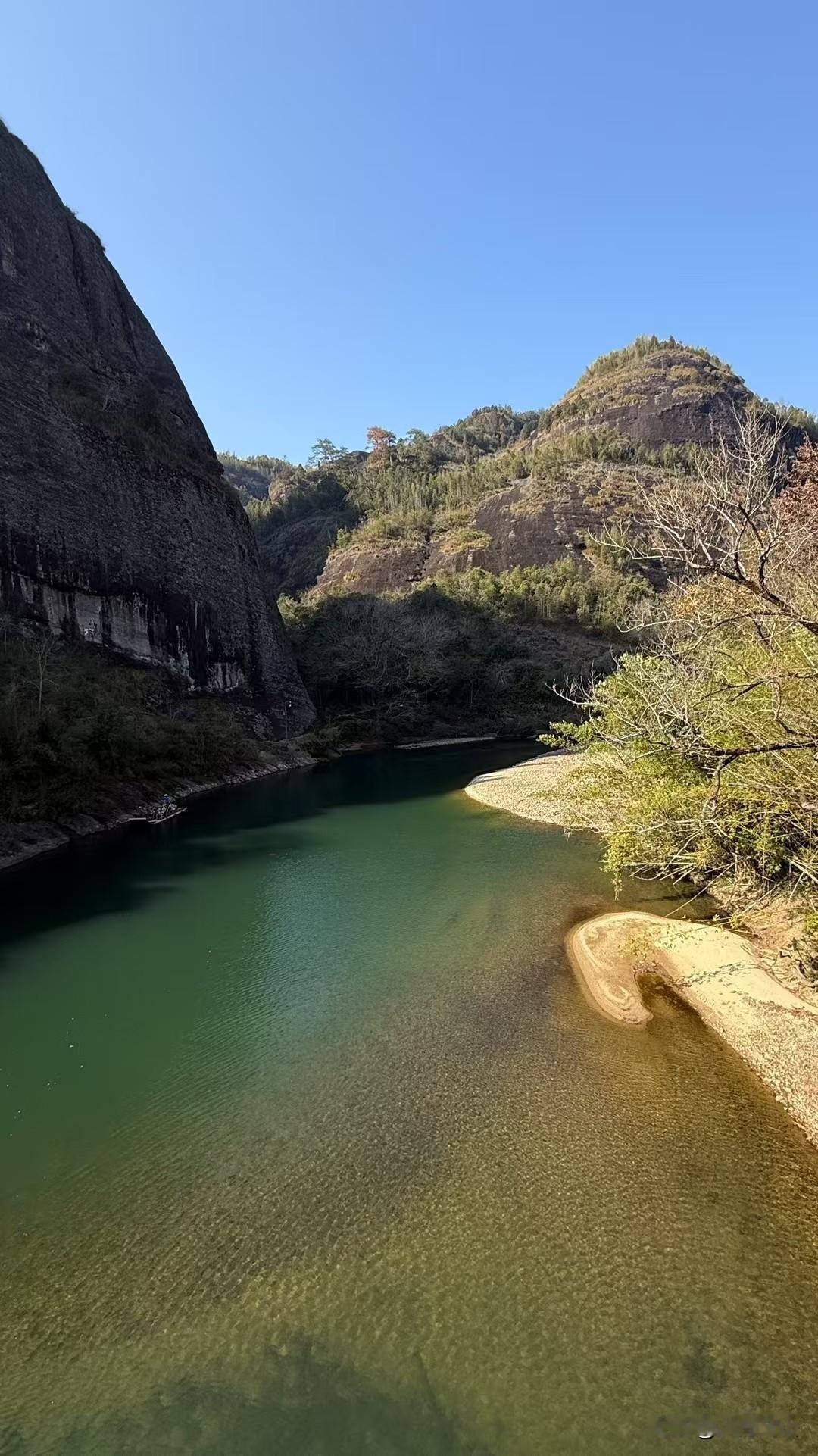 你作为单位的中层，有没有感觉越管越累？
你每天忙得脚不沾地，部门里的活儿恨不得自
