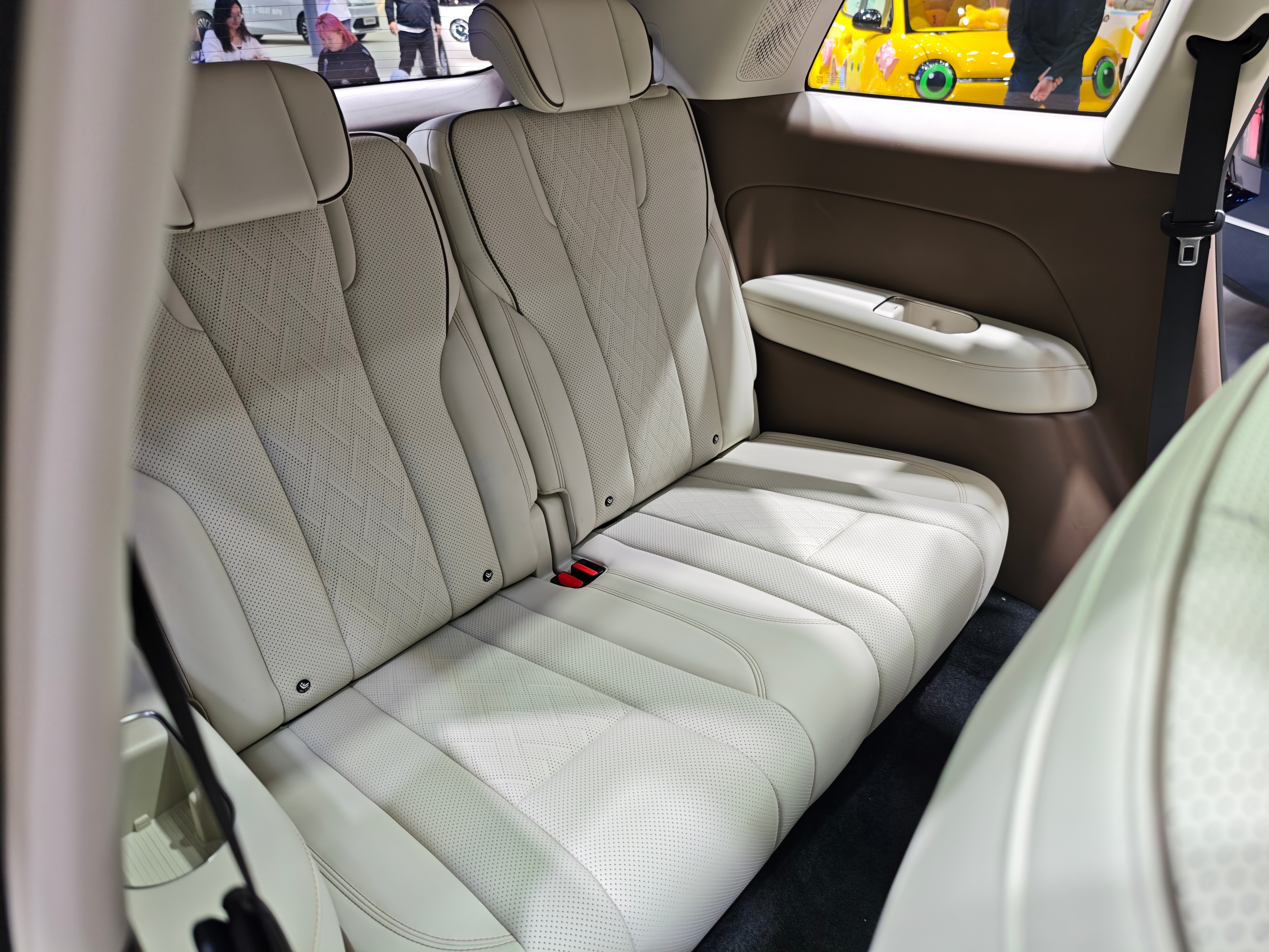 还得是人民的五菱…这个星光L，长度接近5米，轴距接近3米的6座SUV，五菱要把这