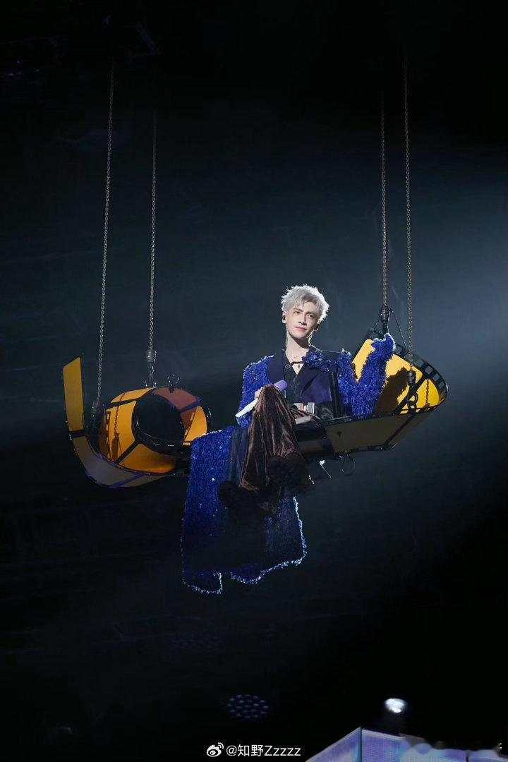 罗云熙红衣金发唱水龙吟主题曲谁能抵挡红衣金发的罗云熙！南京演唱会现场唱响《骊龙吟