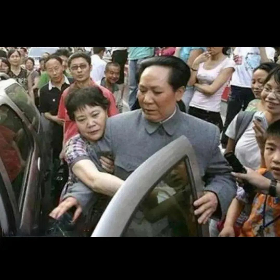 陈燕，是伟人的特型演员。陈燕是女性，她是民间特型演员。     她在各类活动中频