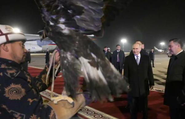 昨天晚上普京的专机刚在吉尔吉斯斯坦落地，机场这阵仗直接给网友看傻了，这哪是迎接领