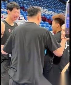 京粤大战一触即发！赛前热身杜锋、周琦笑容满面，广东有机会获胜吗！
季后赛首轮客场