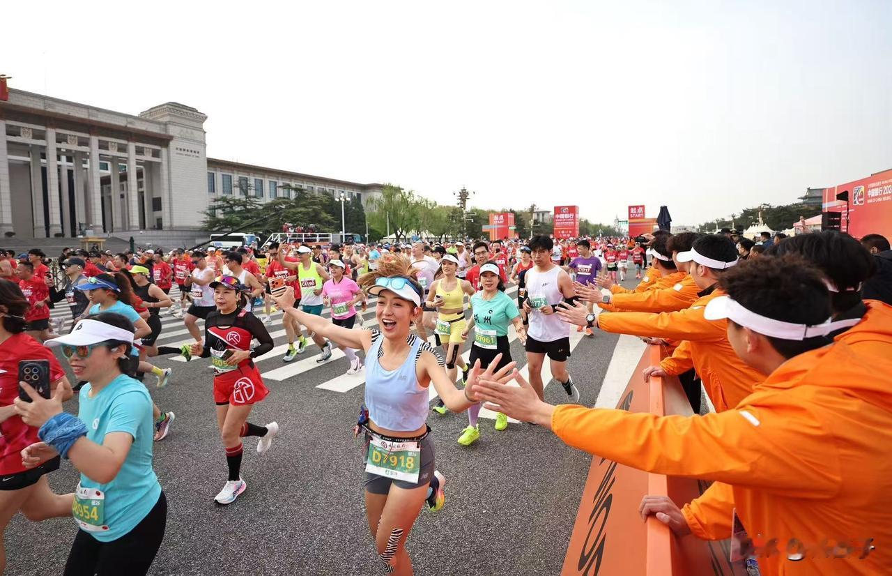 大清早赶培训，地铁坐过站、马拉松封路绕天桥，今天真是“寸”到家了

今天真是点儿