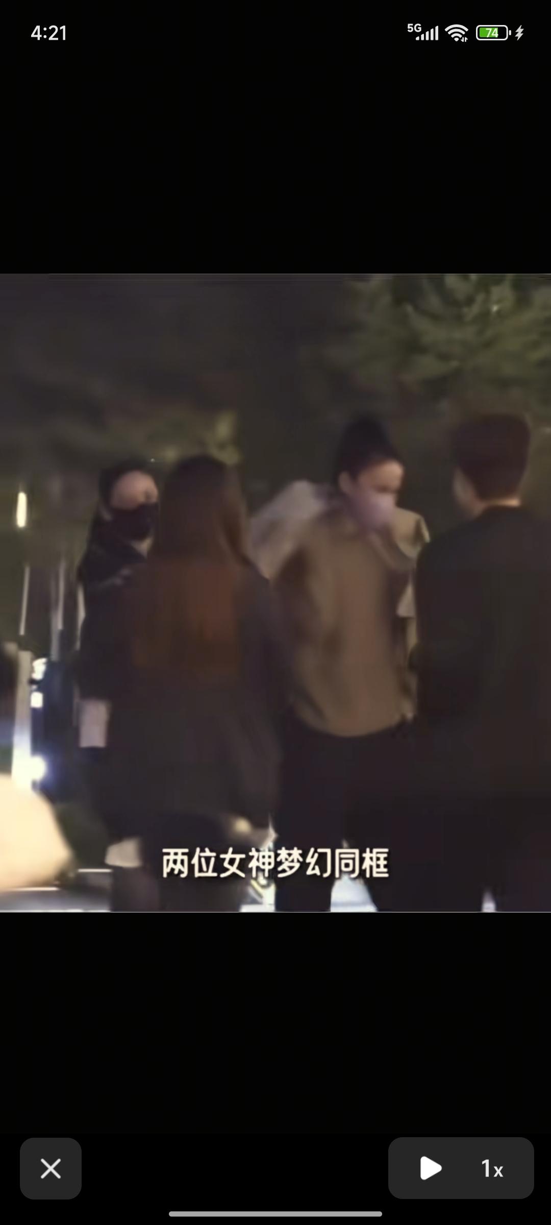 王菲露面了，这次不是和谢霆锋一起！
在我们大众眼中，神秘高冷的菲姐总是独来独往的