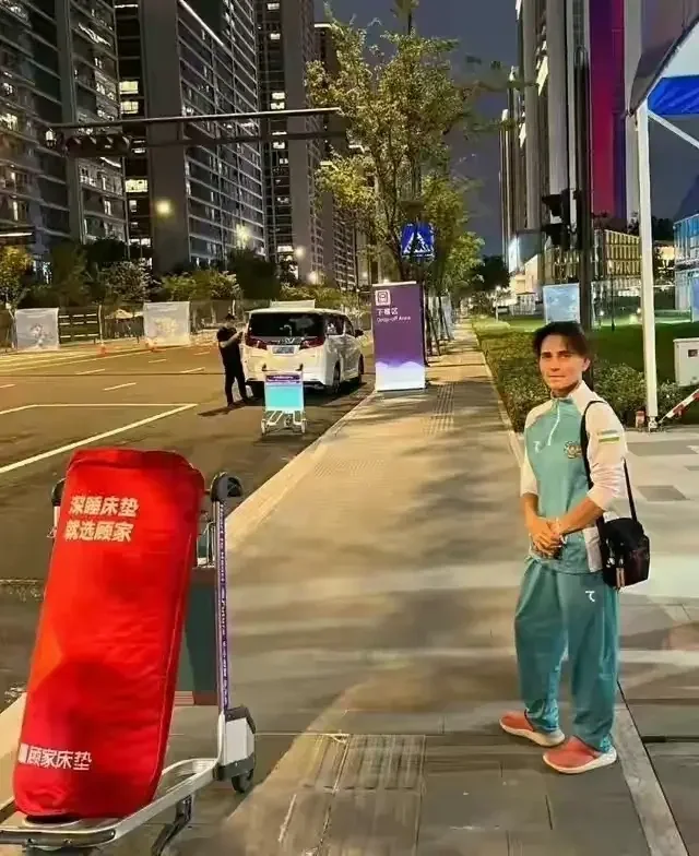 你们这个床垫哪里有卖的，我想买一个带回我的国家”，
亚运村工作人员听了丘索维金...