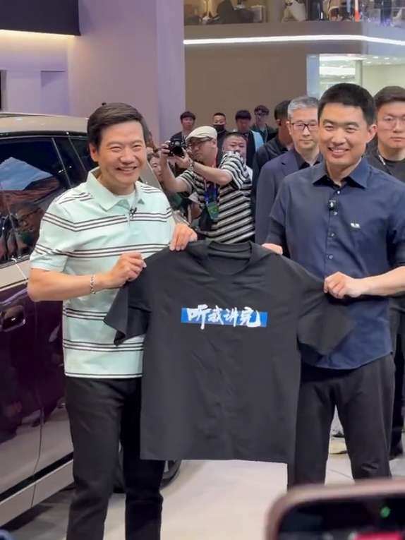 一开始我以为这件T恤是李想送给雷总的，后来才知知道原来是雷总送给李想的，要不说雷