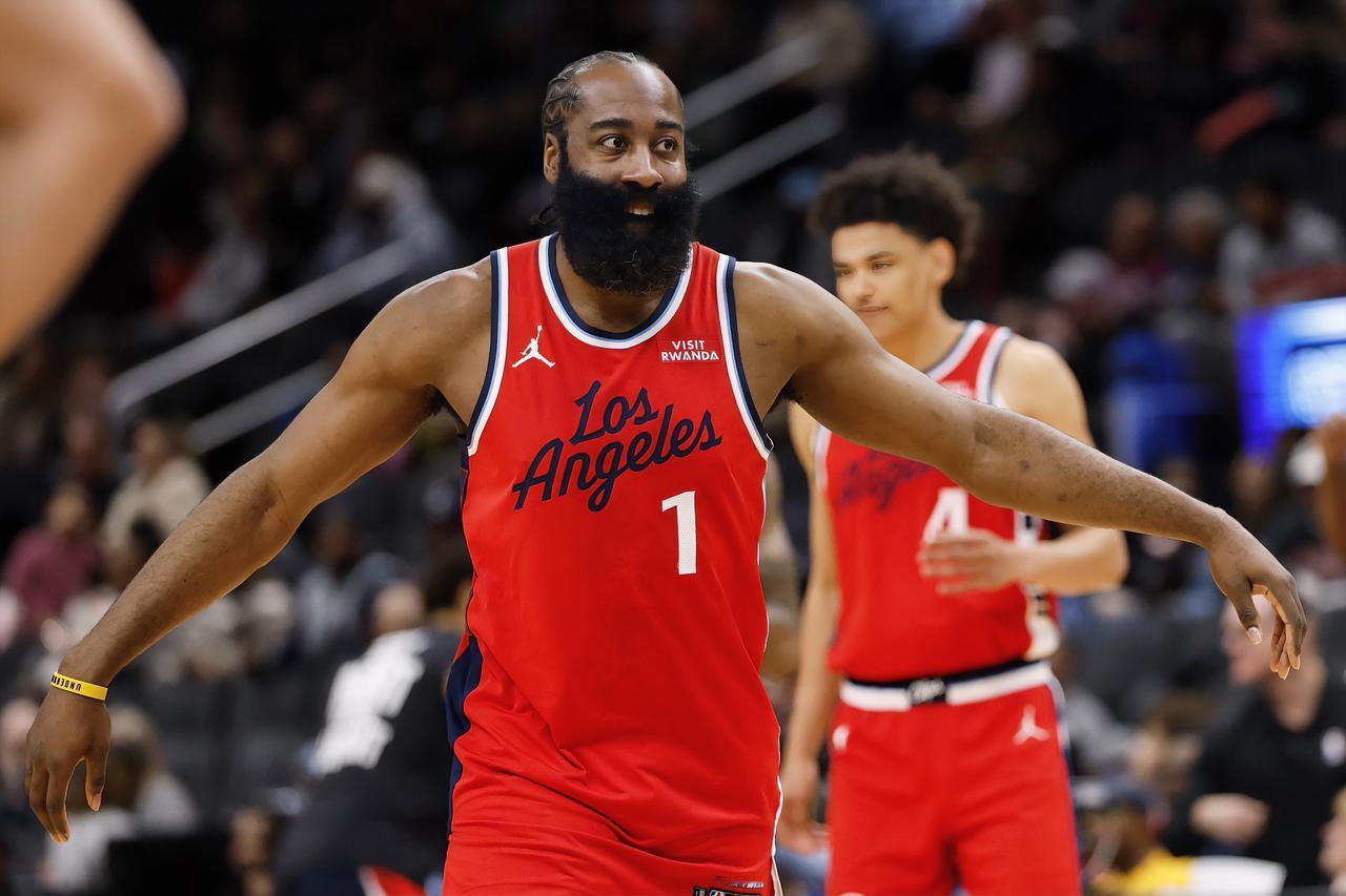 哈登：卡子哥，祖巴茨是不是也要走啦？？？
小卡：人家都说了缺席是陪产，与交易无关