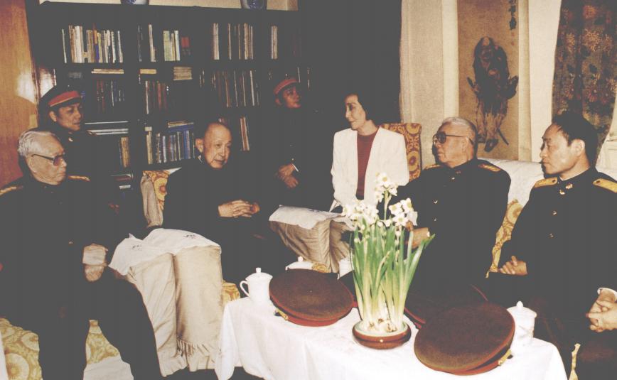 1994年2月，两位军委副主席一起来看望钱学森。左一是开国中将张震，1988年被
