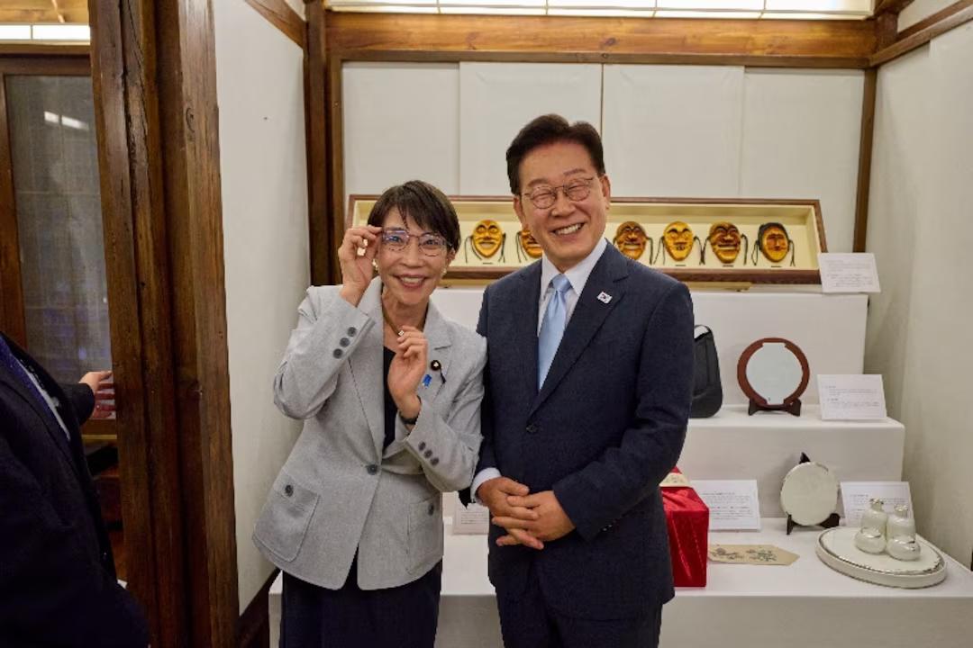 高市访韩洋相尽出，与李在明互换眼镜，提议“下次一起去泡温泉”

周二，高市早苗访